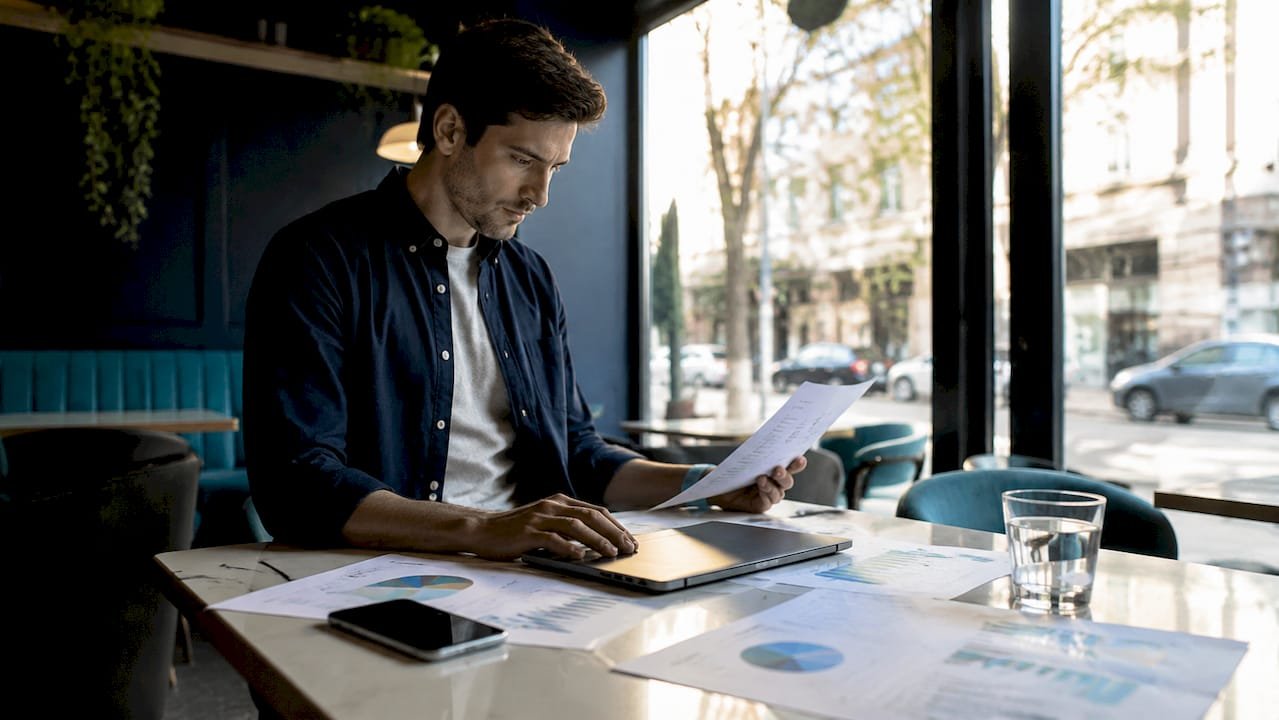 SEO specialistas, kuriantis ir tobulinantis SEO sprendimus finansinių technologijų sektoriui
