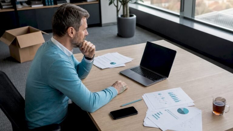 Finansinių technologijų specialistas prižiūri dirbtinio intelekto pagrindu veikiančią SEO analizę.