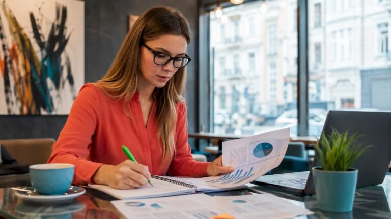 Prie savo darbo stalo fintech strategiją dėliojantis marketingo vadovas