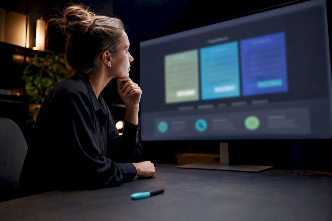 Fintech specialistė peržiūri kainų puslapį